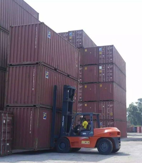 Xe nâng hàng container